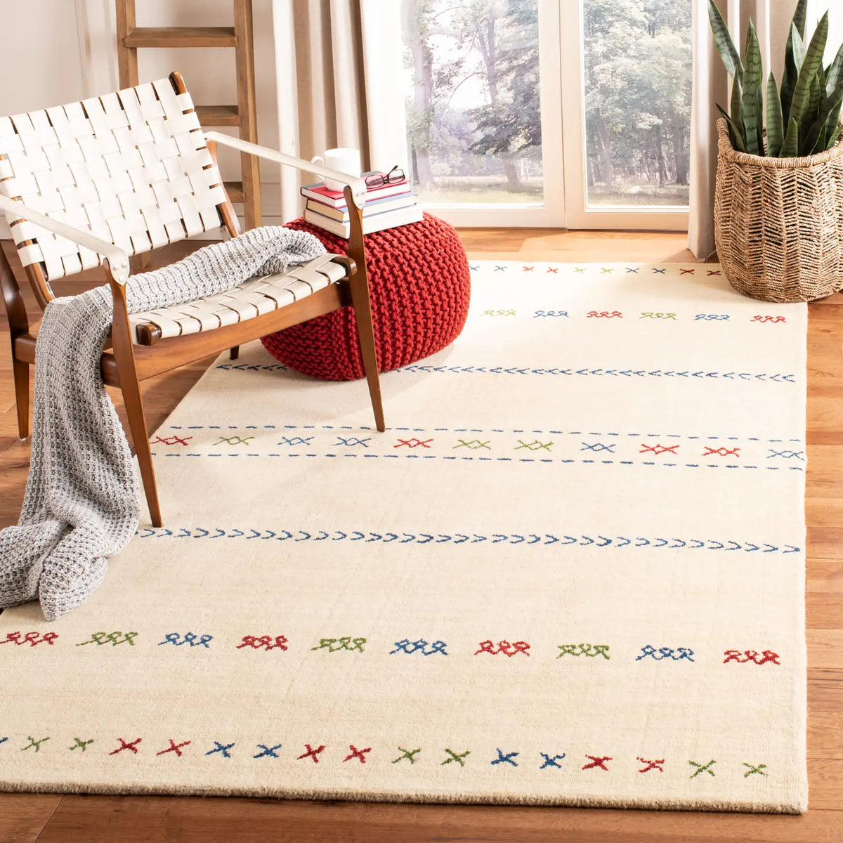 Safavieh Himalaya 4'-0" x 6'-0" Rug in Cream