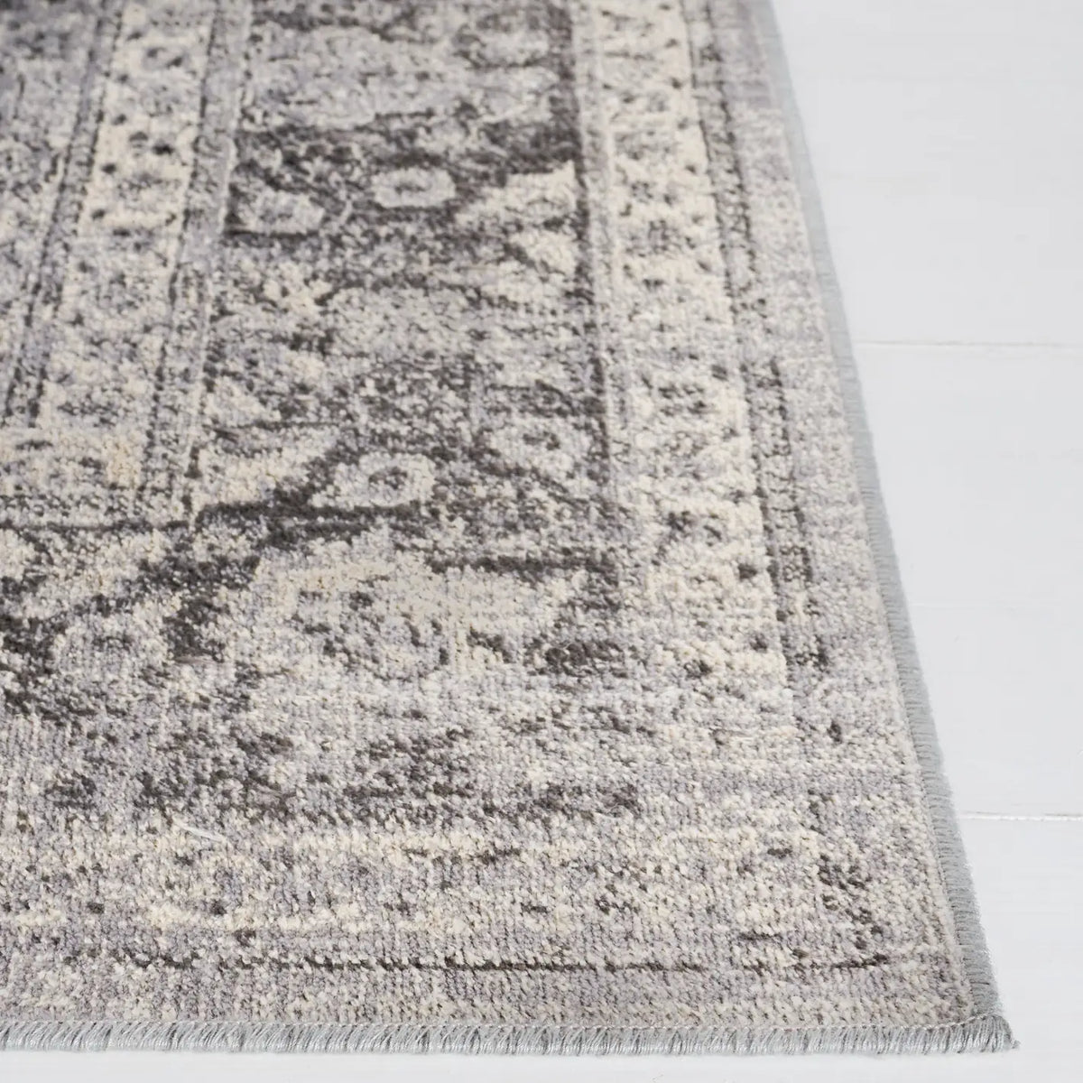Safavieh Atlas 5'-3" x 7'-7" Rug in Charcoal / Grey