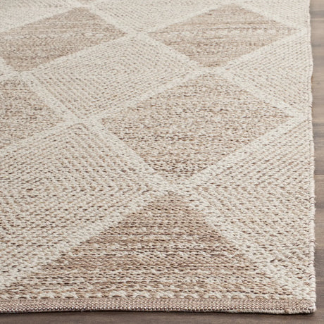 Safavieh Montauk 4'-0" x 6'-0" Rug in Beige