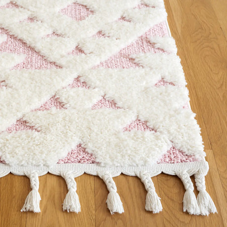 Safavieh Moroccan Tassel Shag 4'-0" x 6'-0" Rug in Ivory / Pink