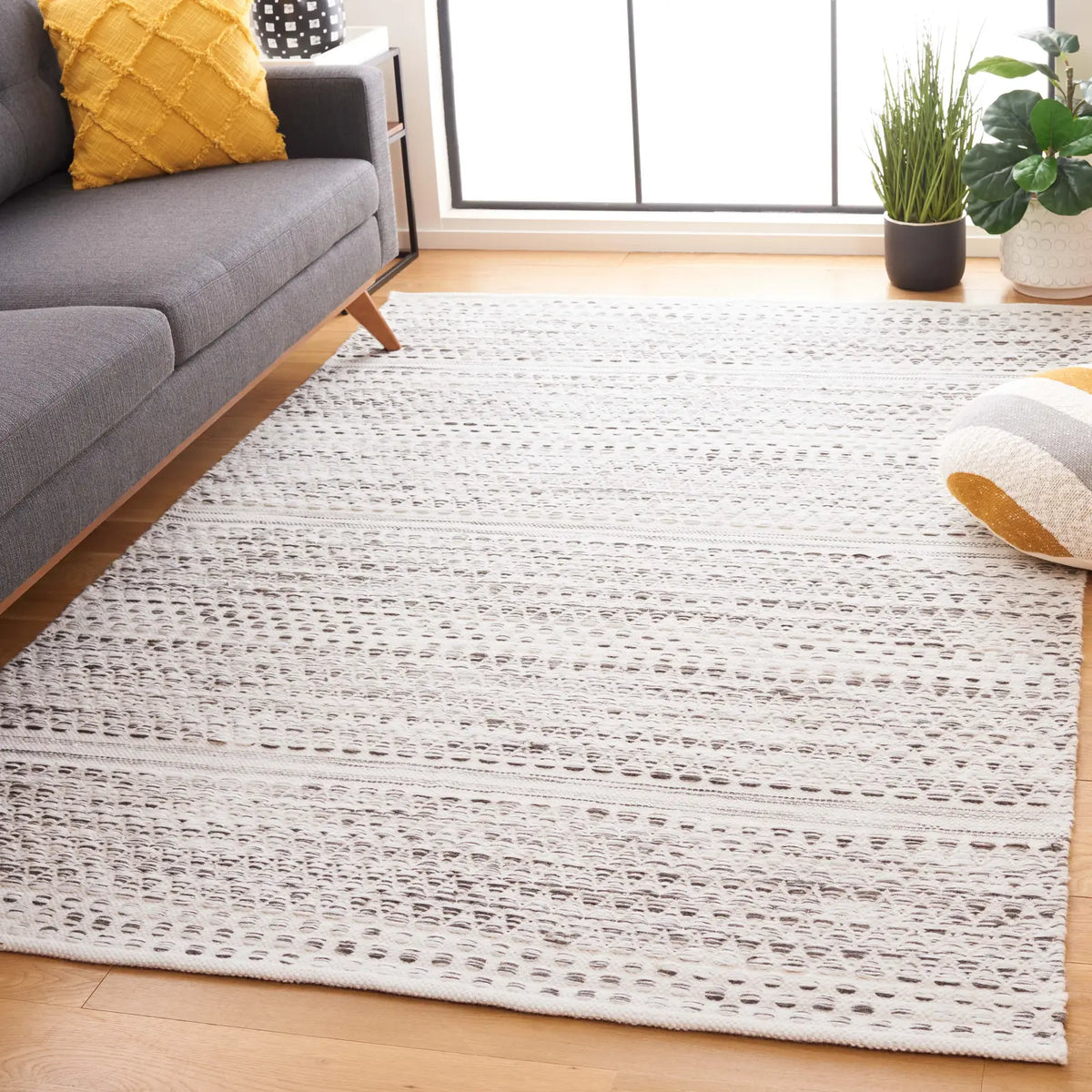 Safavieh Kilim 4'-0" x 6'-0" Rug in Ivory / Brown