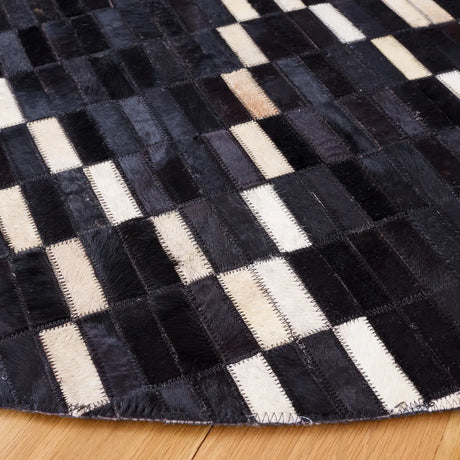 Safavieh Studio Leather 6'-0" x 6'-0" Rug in Black / Beige