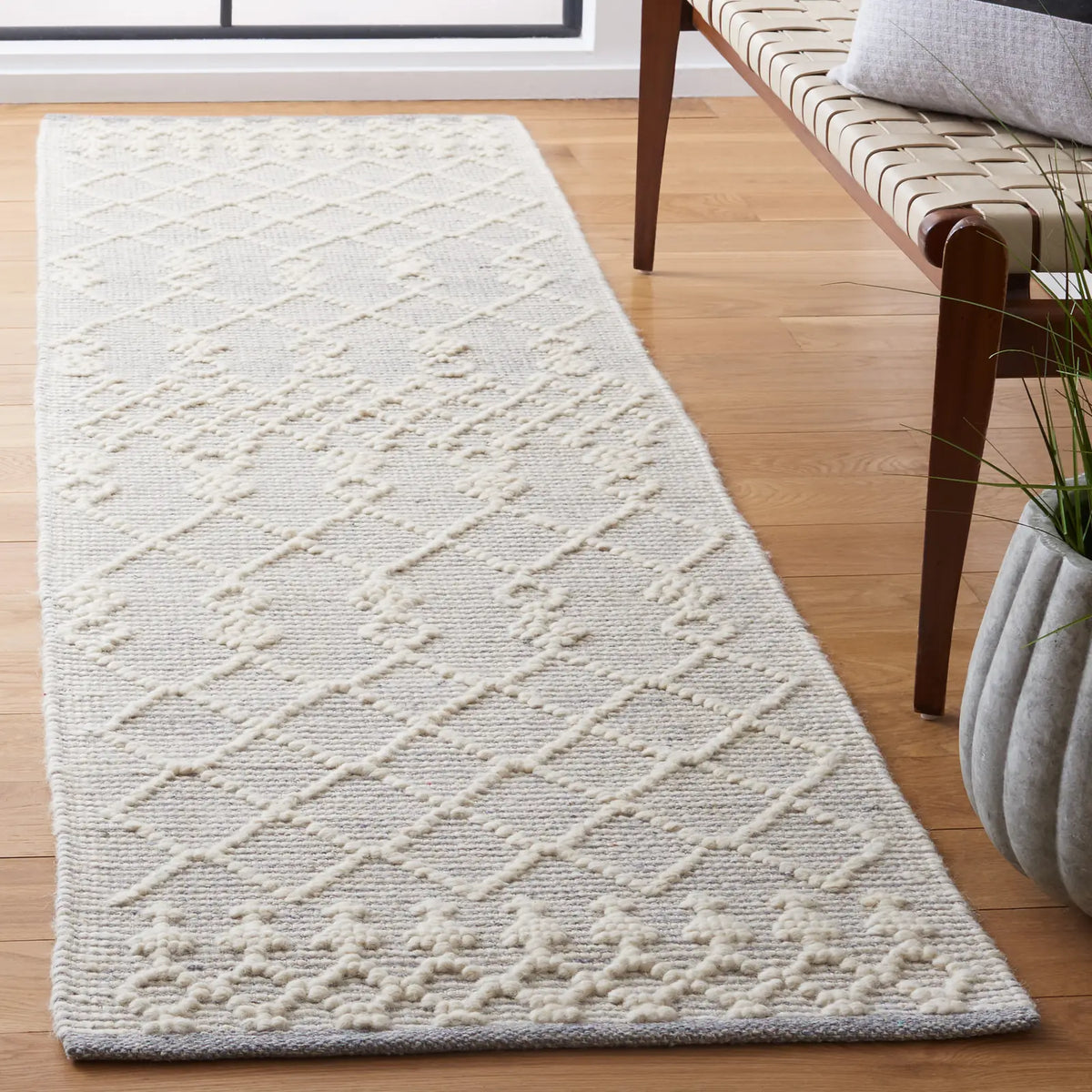 Safavieh Natura 2'-3" x 8'-0" Rug in Ivory / Grey
