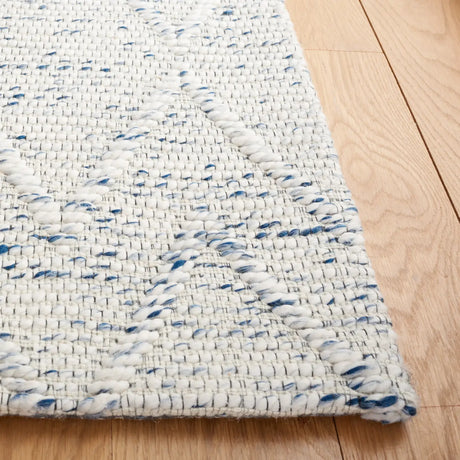 Safavieh Marbella 4'-0" x 6'-0" Rug in Blue / Ivory