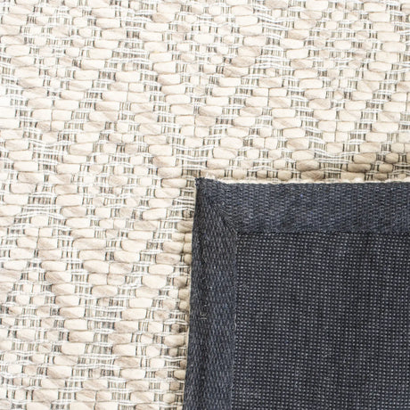 Safavieh Marbella 4'-0" x 6'-0" Rug in Beige / Cream