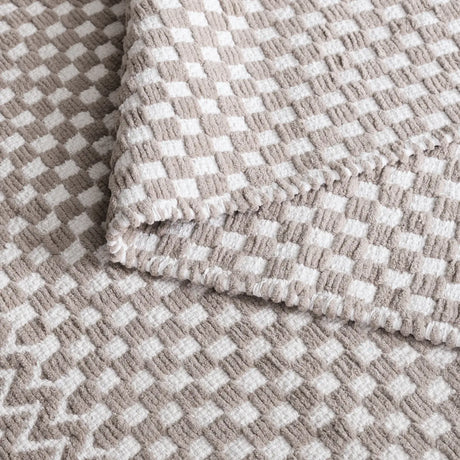 Safavieh Boston 4'-0" x 6'-0" Rug in Taupe