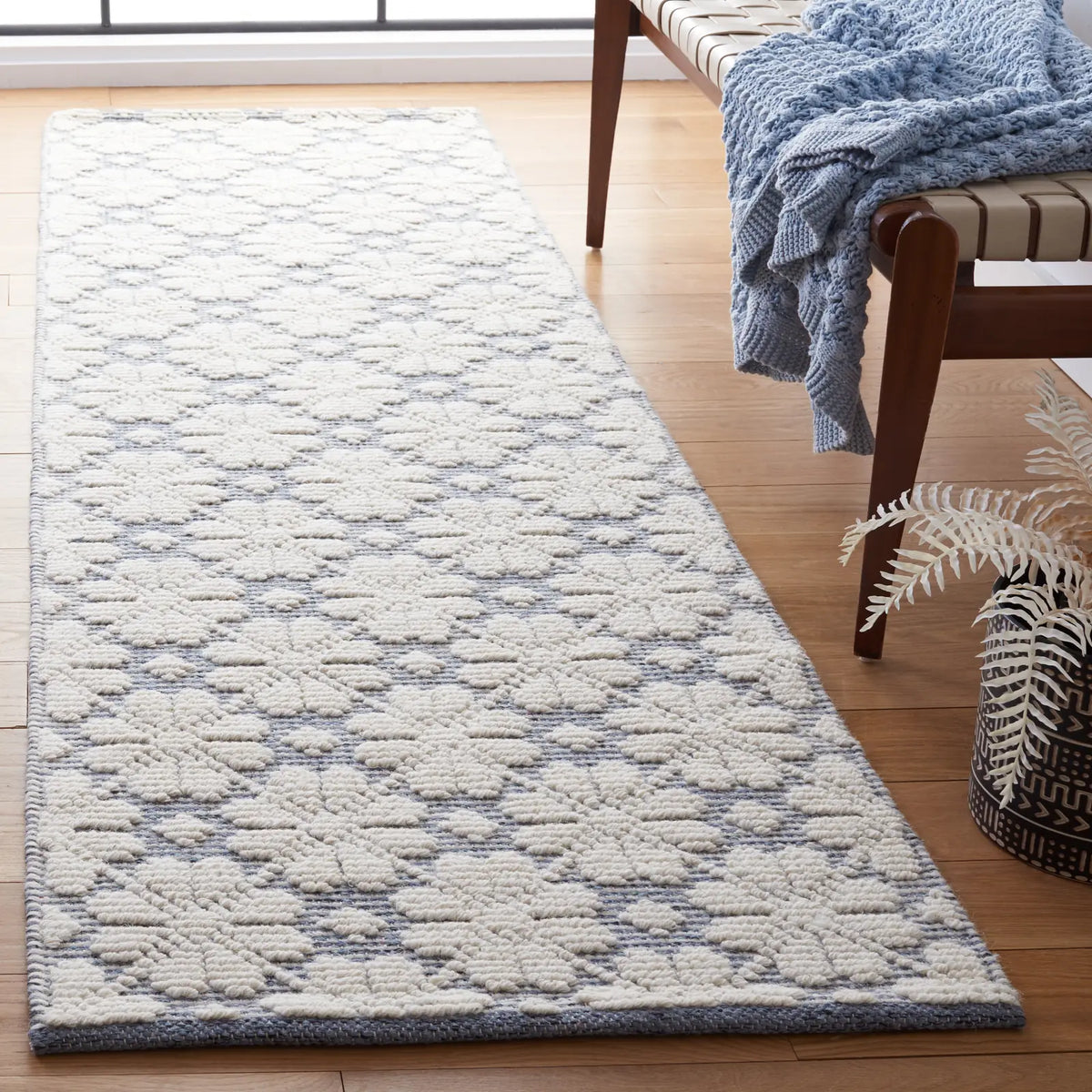 Safavieh Vermont 2'-3" x 8'-0" Rug in Ivory / Blue