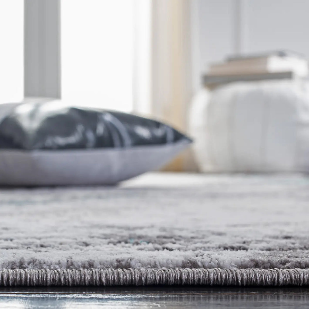 Safavieh Amelia 4'-5" x 6'-5" Rug in Grey / Turquoise