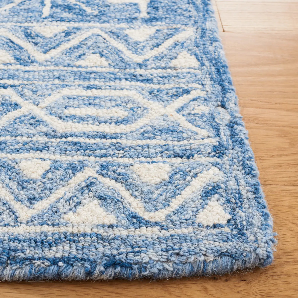 Safavieh Metro 4'-0" x 6'-0" Rug in Blue / Ivory