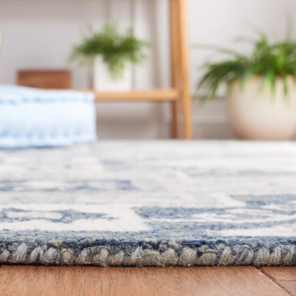 Safavieh Metro 4'-0" x 6'-0" Rug in Ivory / Dark Grey