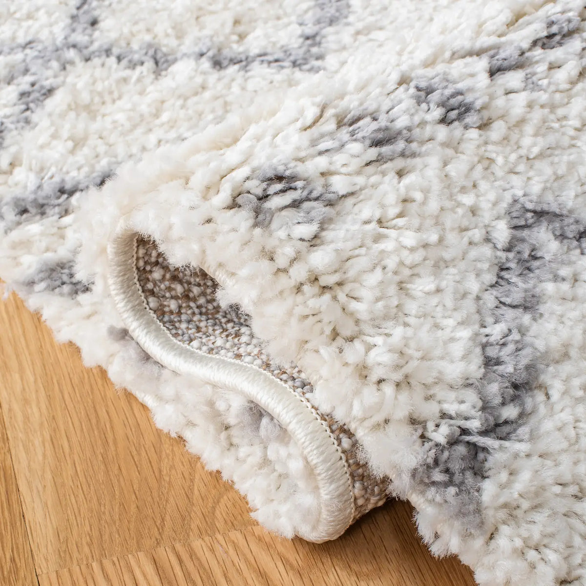 Safavieh Arizona Shag 4'-0" x 6'-0" Rug in Ivory / Grey