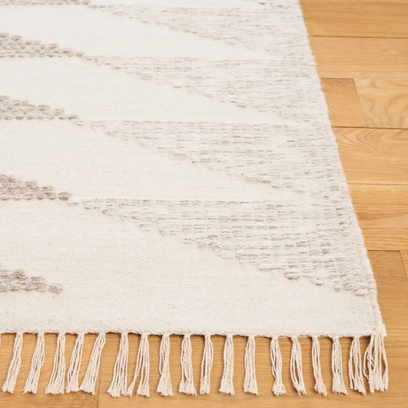 Safavieh Kilim 4'-0" x 6'-0" Rug in Grey / Ivory
