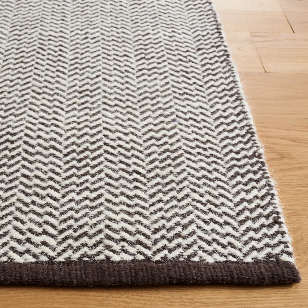 Safavieh Vermont 4'-0" x 6'-0" Rug in Brown / Ivory