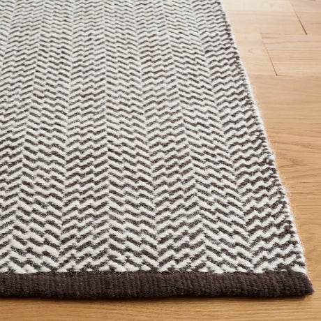 Safavieh Vermont 4'-0" x 6'-0" Rug in Brown / Ivory