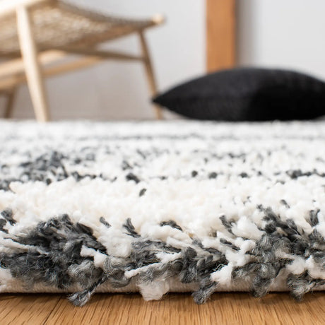 Safavieh Hudson Shag 4'-0" x 6'-0" Rug in Ivory / Dark Grey