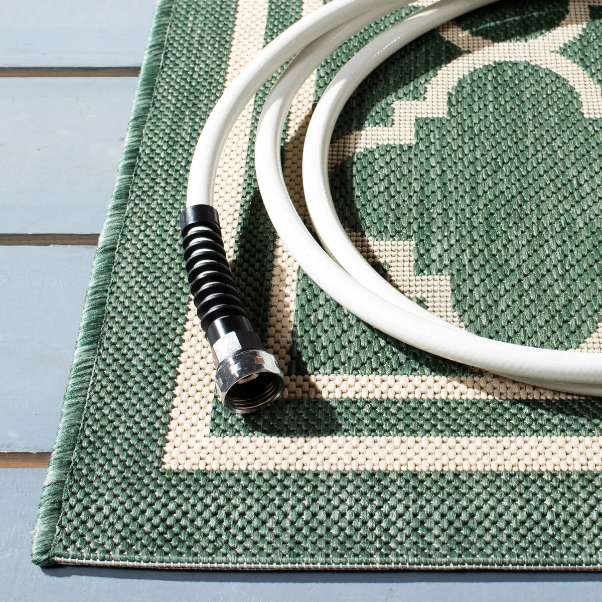 Safavieh Courtyard 4'-0" x 5'-7" Rug in Dark Green / Beige