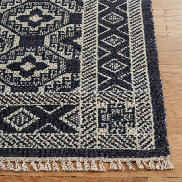 Safavieh Kilim 4'-0" x 6'-0" Rug in Black / Ivory