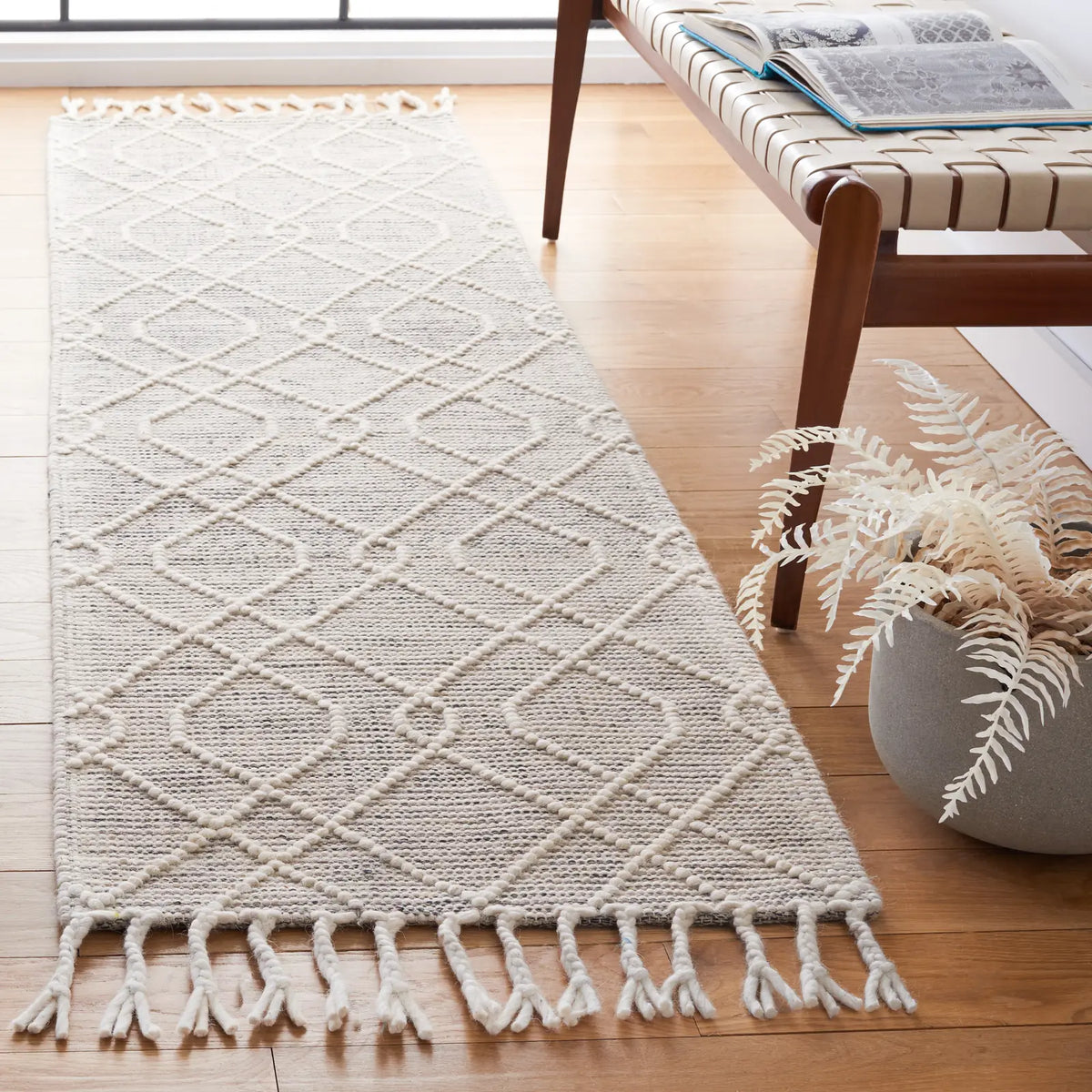 Safavieh Natura 2'-3" x 8'-0" Rug in Ivory / Black