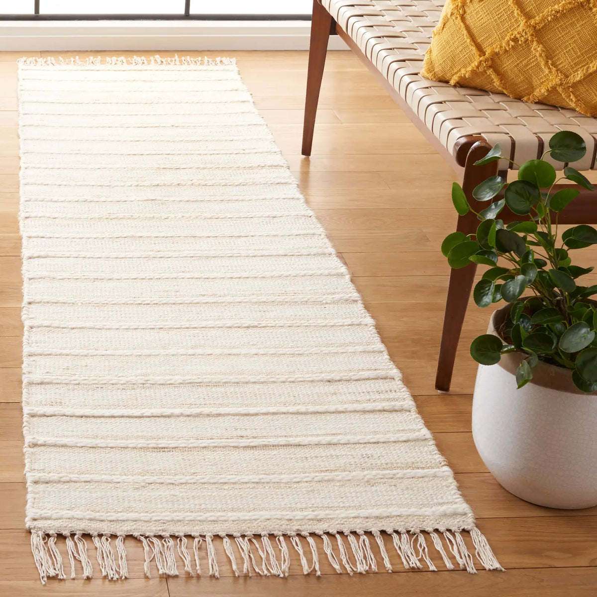 Safavieh Kilim 2'-3" x 8'-0" Rug in Natural / Ivory