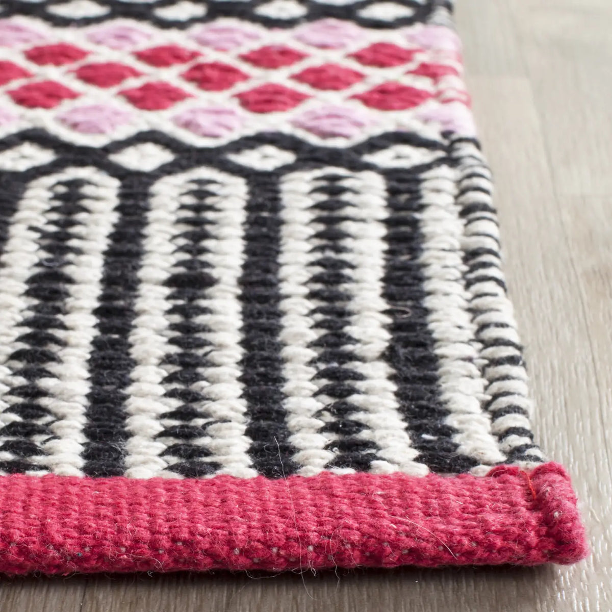 Safavieh Montauk 5'-0" x 7'-0" Rug in Light Pink / Multi