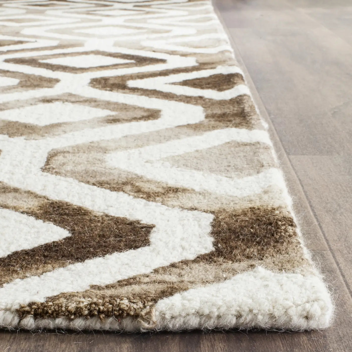 Safavieh Dip Dye 4'-0" x 6'-0" Rug in Ivory / Chocolate