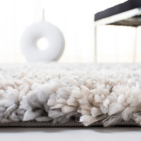 Safavieh Fontana Shag  800 4'-0" x 6'-0" Rug in Grey / Ivory