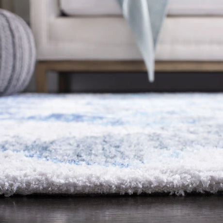 Safavieh Saffron 4'-0" x 6'-0" Rug in Ivory / Blue