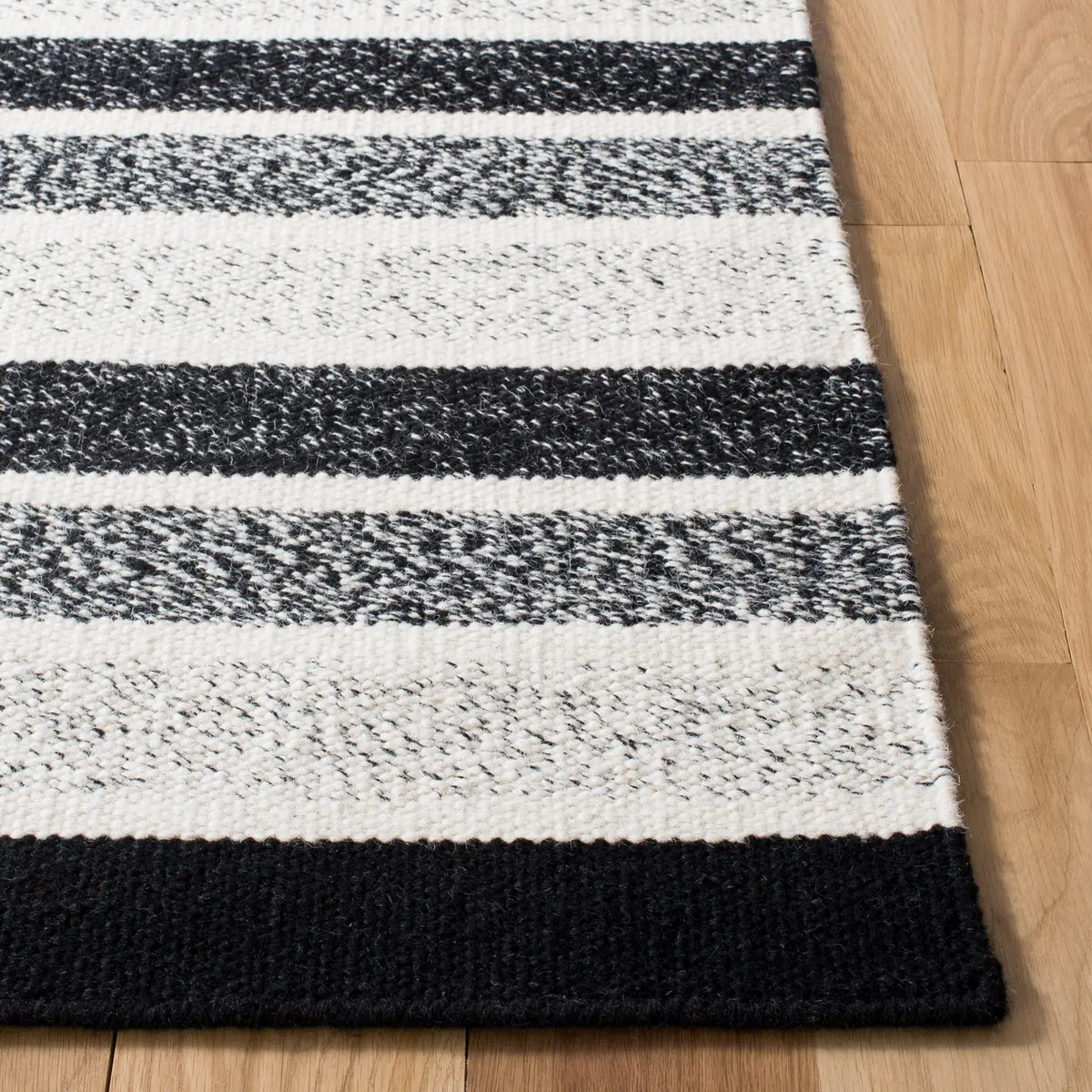 Safavieh Kilim 4'-0" x 6'-0" Rug in Black / Ivory