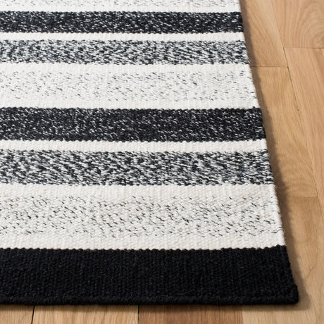 Safavieh Kilim 4'-0" x 6'-0" Rug in Black / Ivory