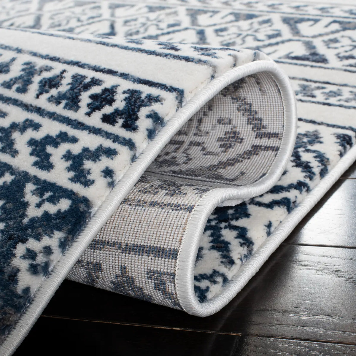 Safavieh Carnegie 4'-0" x 6'-0" Rug in Ivory / Navy