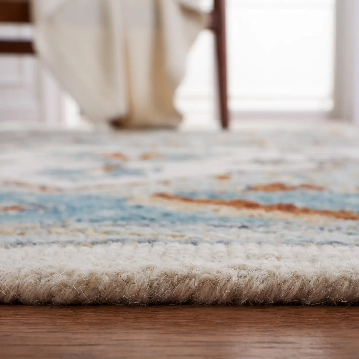 Safavieh Metro 4'-0" x 6'-0" Rug in Ivory / Blue