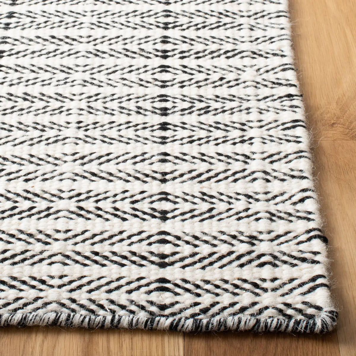 Safavieh Vermont 4'-0" x 6'-0" Rug in Black / Ivory