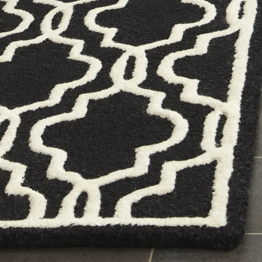 Safavieh Cambridge 2'-6" x 12'-0" Rug in Black / Ivory