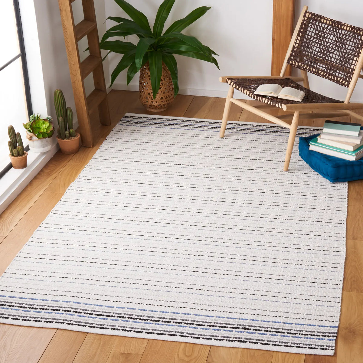Safavieh Montauk 4'-0" x 6'-0" Rug in Ivory / Grey
