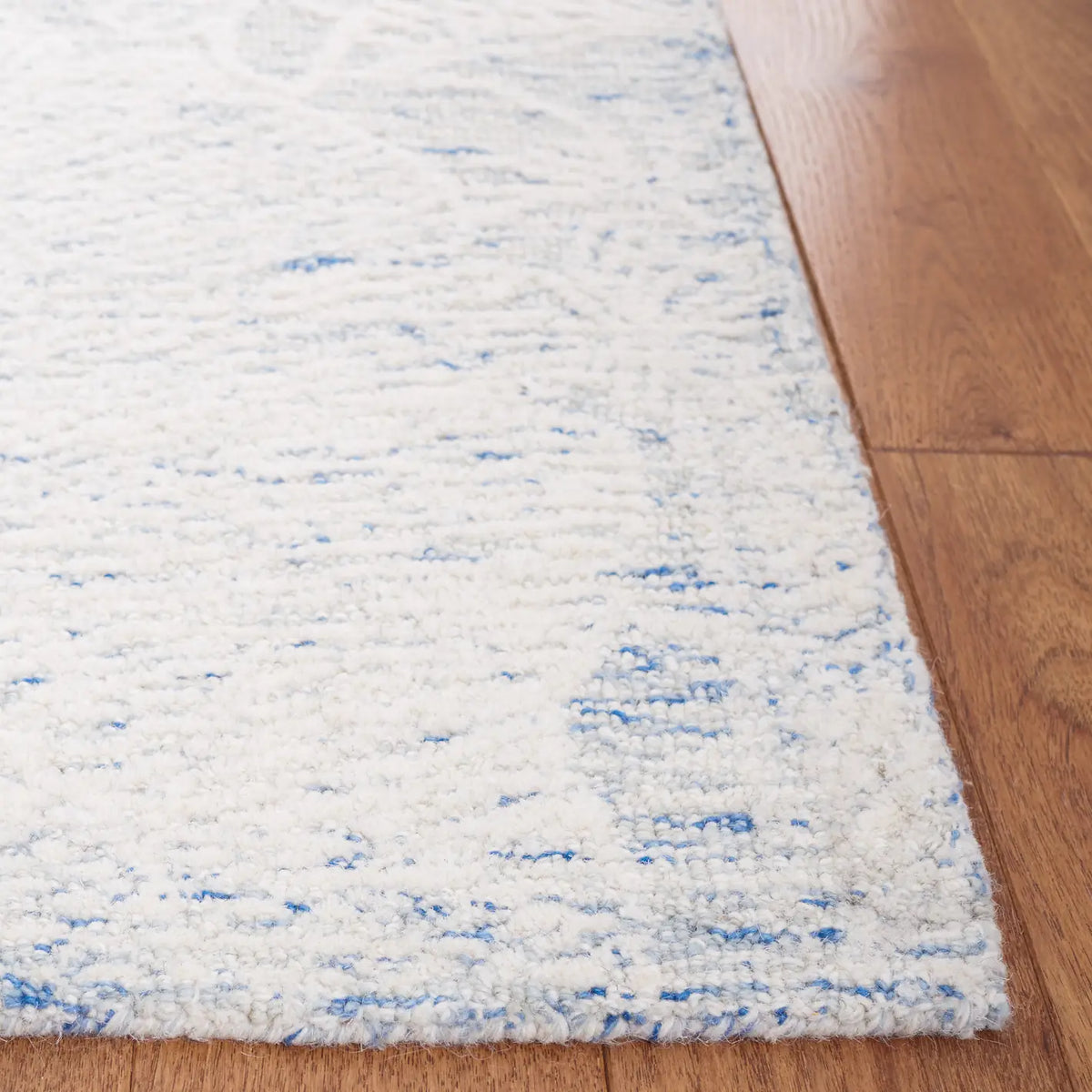 Safavieh Metro 4'-0" x 6'-0" Rug in Blue / Ivory