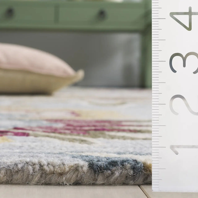 Safavieh Blossom 4'-0" x 6'-0" Rug in Grey / Light Pink