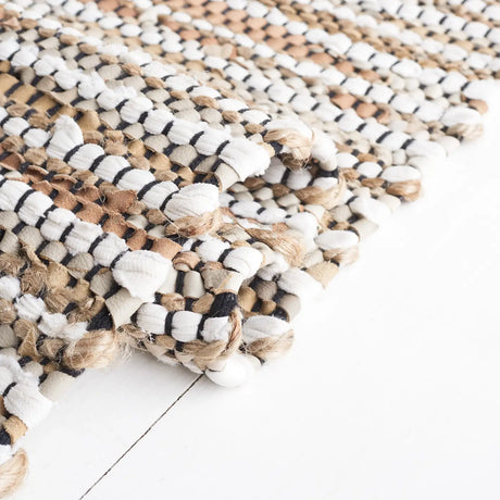 Safavieh Vintage Leather 4'-0" x 6'-0" Rug in Beige / Ivory