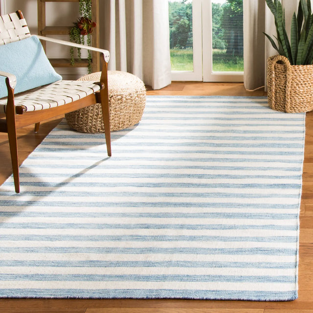 Safavieh Dhurries 4'-0" x 6'-0" Rug in Blue / Ivory