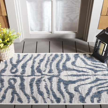 Safavieh Courtyard 2'-0" x 3'-7" Rug in Ivory / Navy