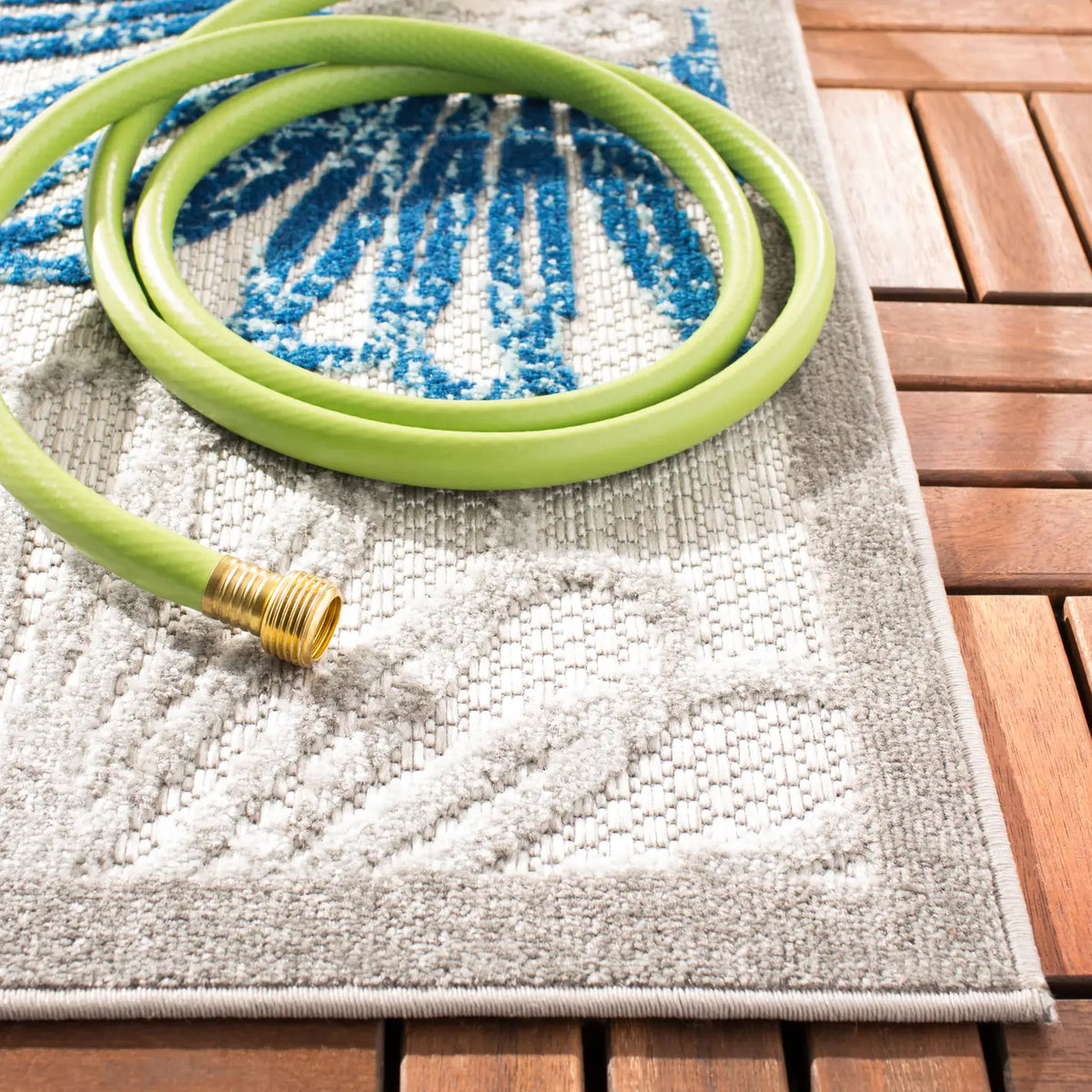 Safavieh Cabana 4'-0" x 6'-0" Rug in Grey / Blue