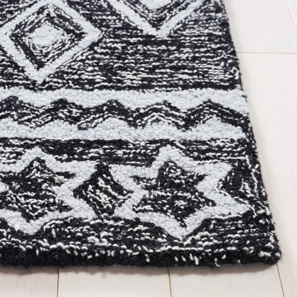 Safavieh Micro-Loop 4'-0" x 6'-0" Rug in Black / Ivory