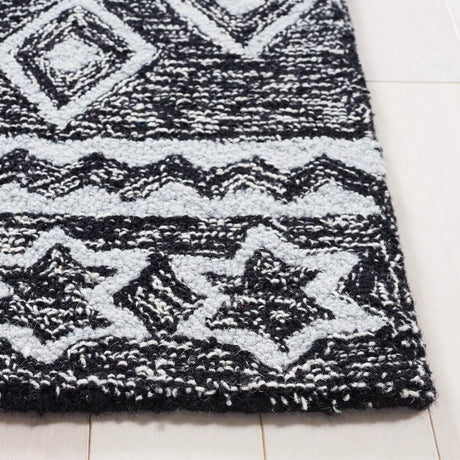 Safavieh Micro-Loop 4'-0" x 6'-0" Rug in Black / Ivory