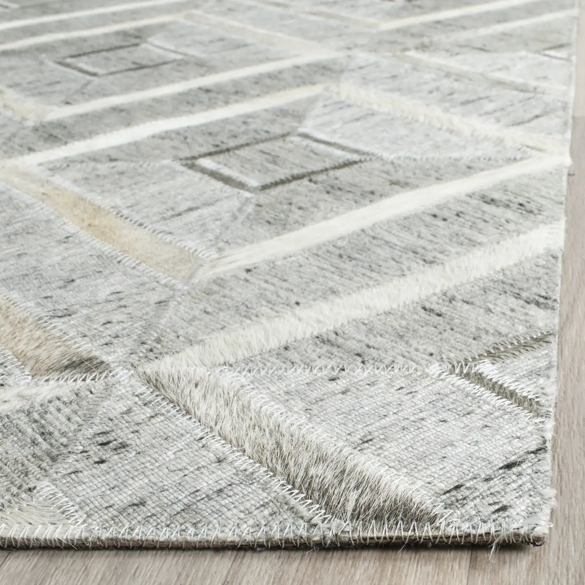 Safavieh Studio Leather 4'-0" x 6'-0" Rug in Ivory / Grey