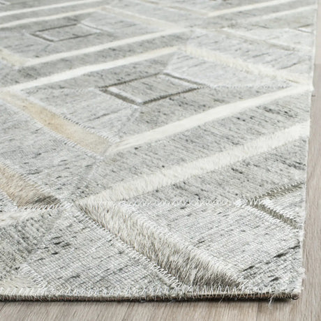Safavieh Studio Leather 4'-0" x 6'-0" Rug in Ivory / Grey