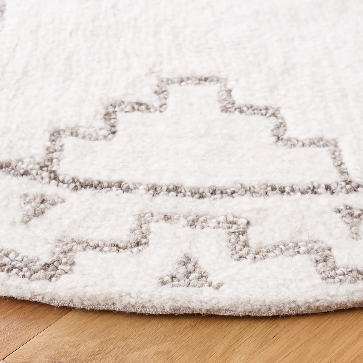 Safavieh Casablanca 6'-0" x 6'-0" Rug in Ivory / Taupe