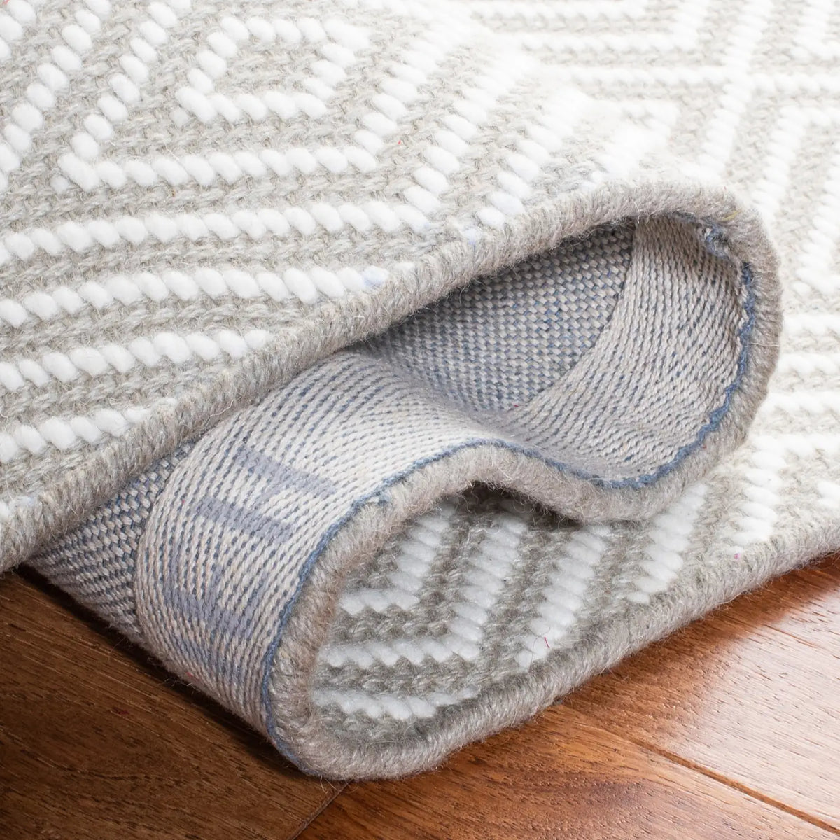 Safavieh Wilton 5'-0" x 8'-0" Rug in Light Grey / Ivory