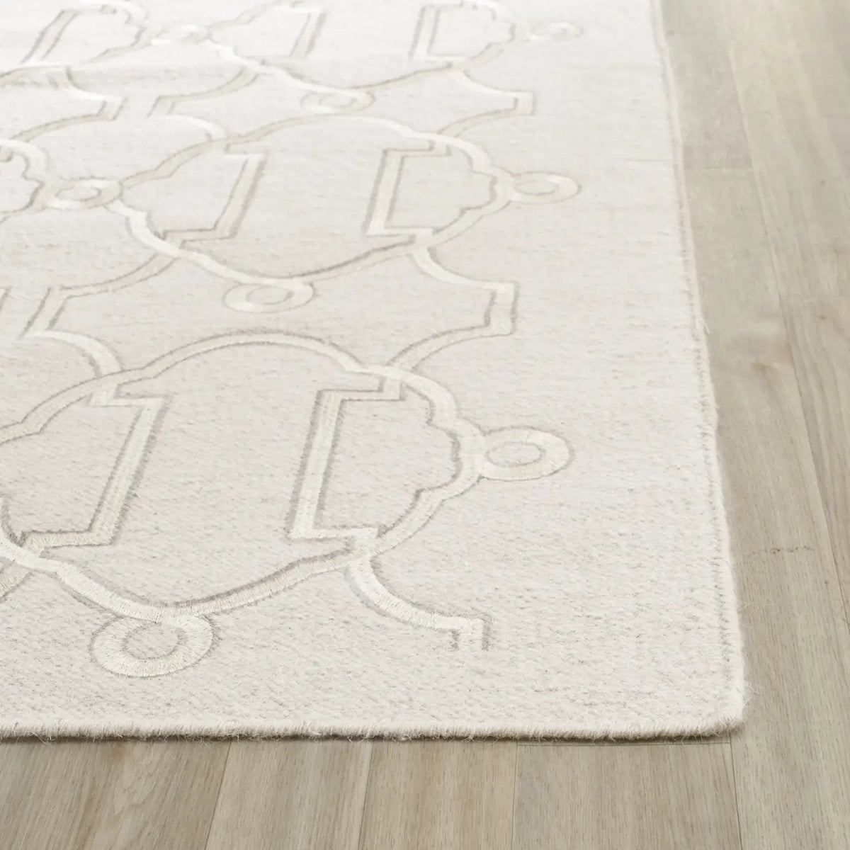 Safavieh Dhurries 2'-6" x 8'-0" Rug in Beige