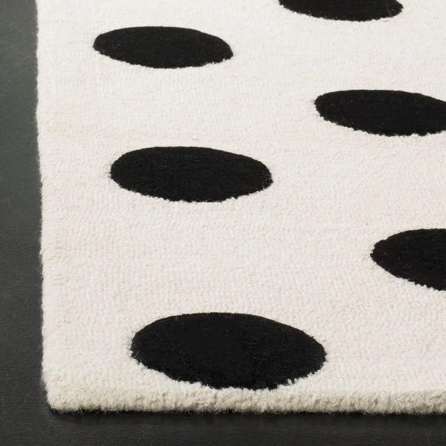 Safavieh Safavieh Kids 5'-0" x 7'-0" Rug in Ivory / Black