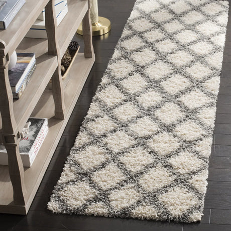 Safavieh Sgd-Dallas Shag 2'-3" x 8'-0" Rug in Ivory / Grey