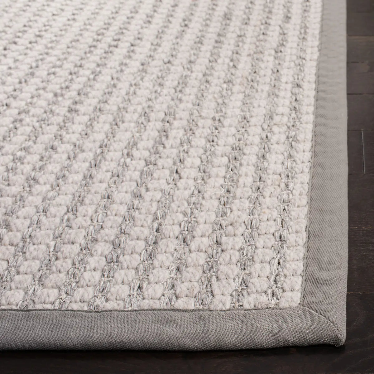 Safavieh Palm Beach 5'-0" x 8'-0" Rug in Silver / Ivory